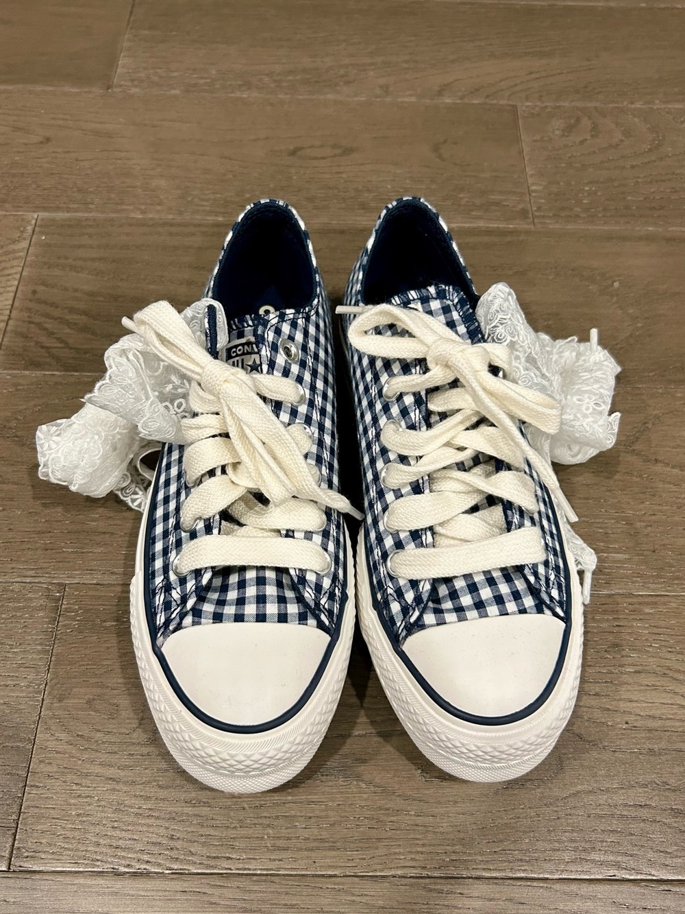 Converse Women’s Navy and White Gingham Low Top Sneakers
